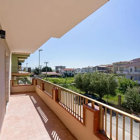 Luxury And Comfort In A Sea View דירה